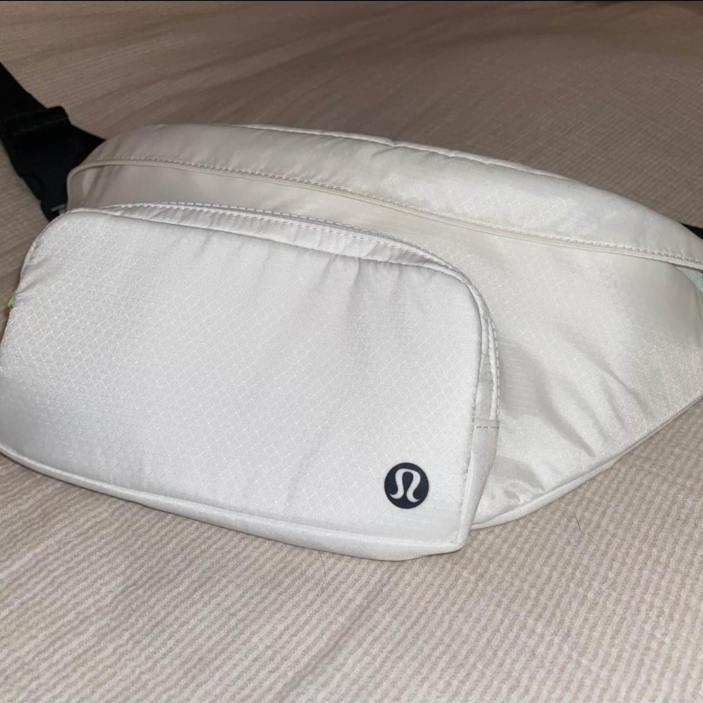 LULULEMON WHITE BELT BAG